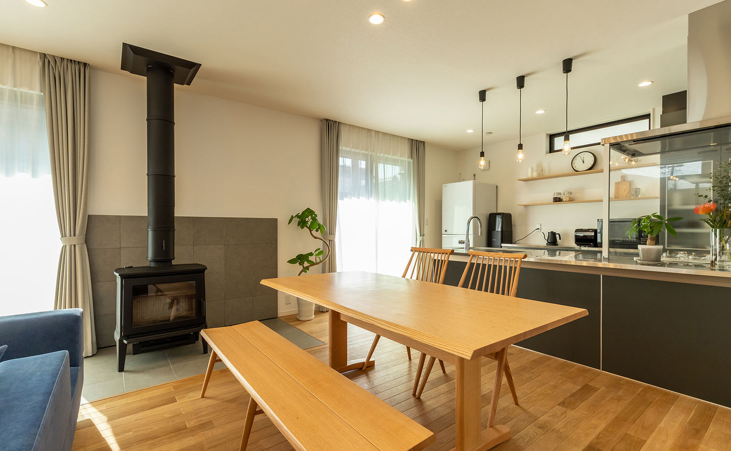 三昭堂 【一宮市/2000万円台/間取り図】薪ストーブで日常に安らぎを。本格キッチンで料理も捗るおしゃれな2階建ての建築実例画像6