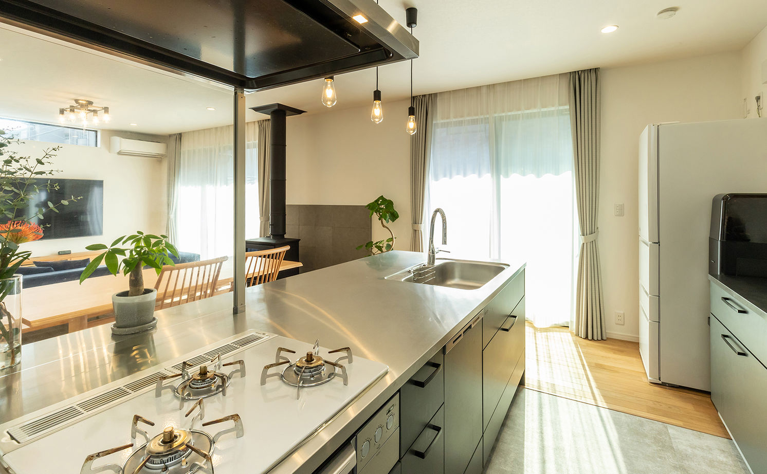 三昭堂 【一宮市/2000万円台/間取り図】薪ストーブで日常に安らぎを。本格キッチンで料理も捗るおしゃれな2階建ての建築実例画像10