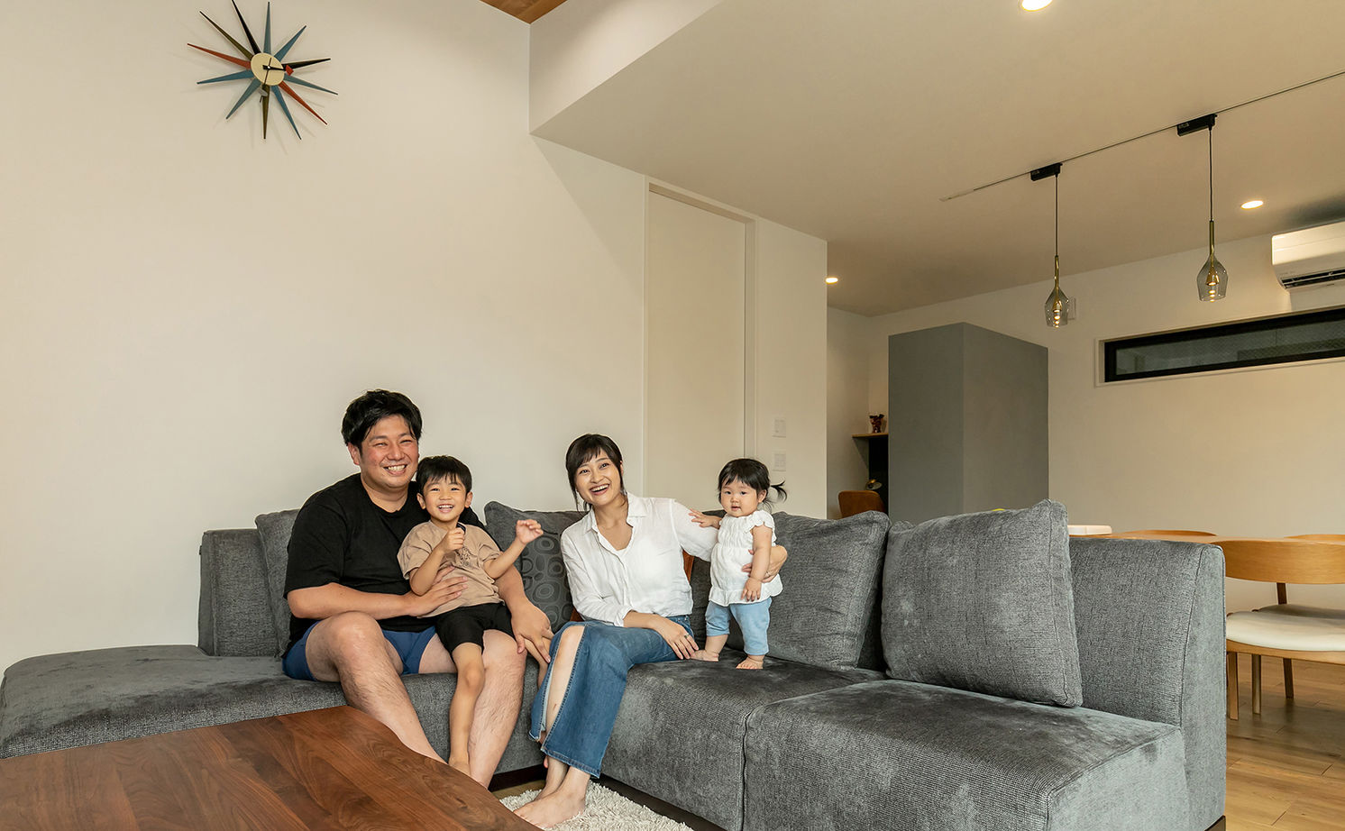 三昭堂 【岐阜市/平屋/間取り図/狭小間口】外に閉じ内に開くコの字型。南北に細長い土地でも家中陽光でいっぱい！の建築実例画像2