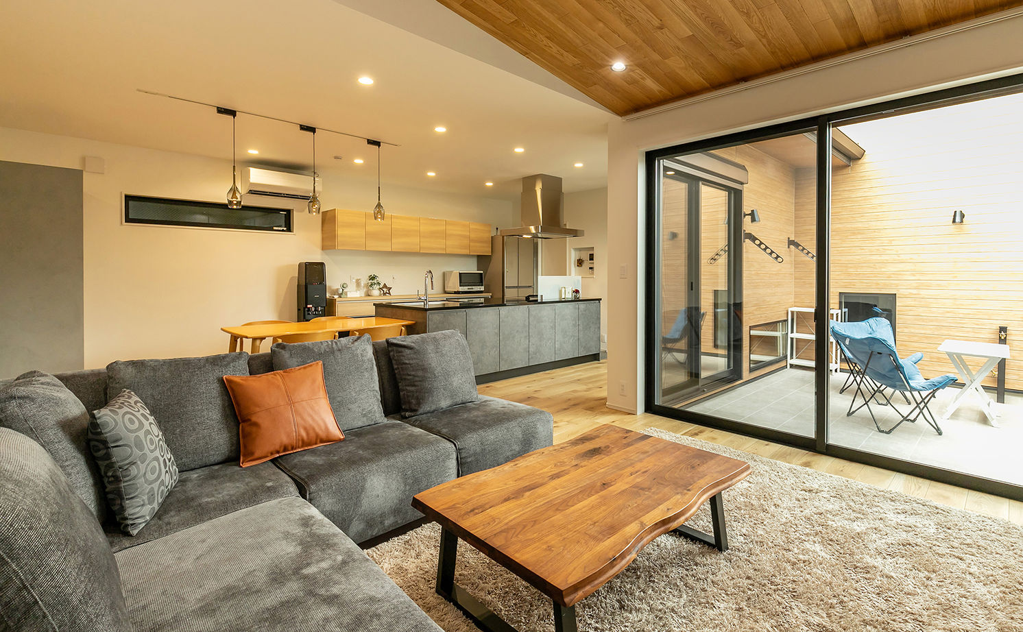 三昭堂 【岐阜市/平屋/間取り図/狭小間口】外に閉じ内に開くコの字型。南北に細長い土地でも家中陽光でいっぱい！の建築実例画像3