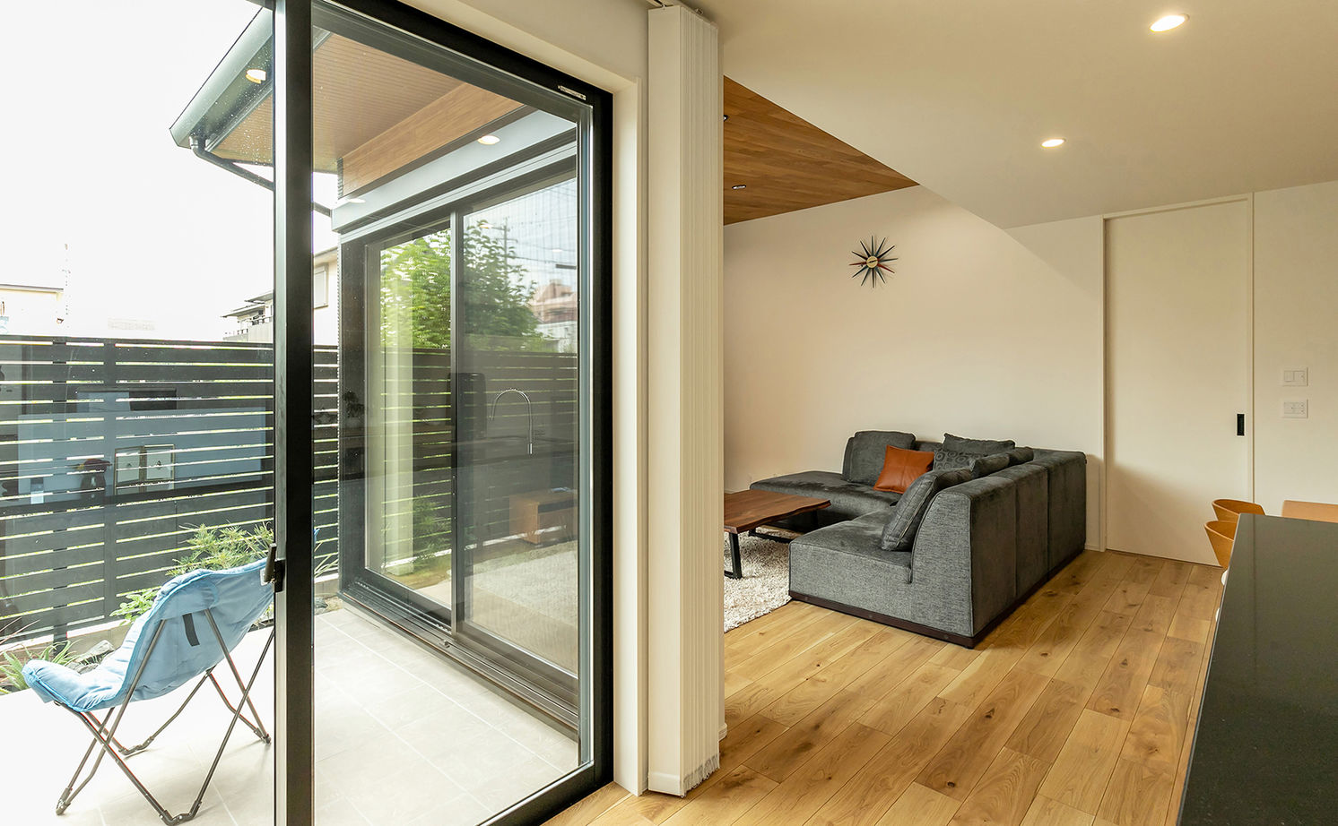 三昭堂 【岐阜市/平屋/間取り図/狭小間口】外に閉じ内に開くコの字型。南北に細長い土地でも家中陽光でいっぱい！の建築実例画像7