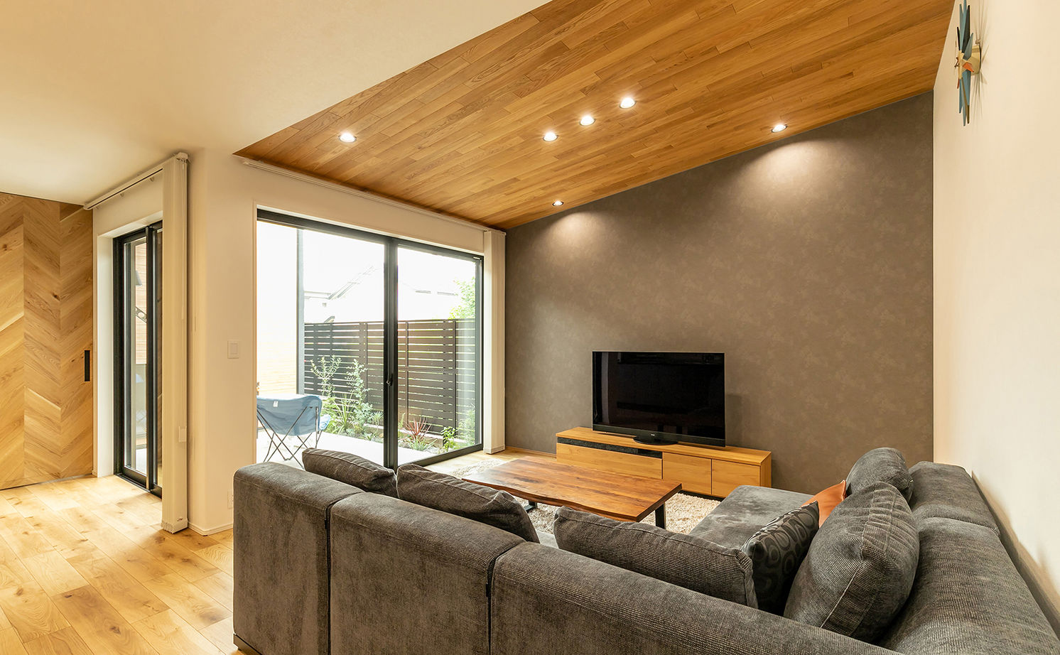 三昭堂 【岐阜市/平屋/間取り図/狭小間口】外に閉じ内に開くコの字型。南北に細長い土地でも家中陽光でいっぱい！の建築実例画像9