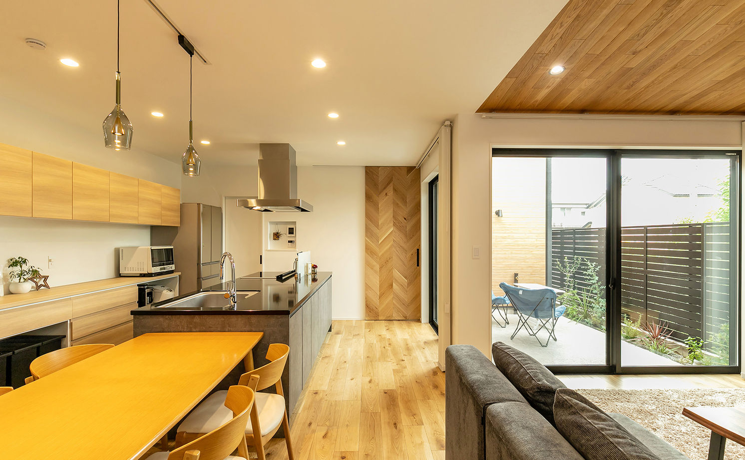 三昭堂 【岐阜市/平屋/間取り図/狭小間口】外に閉じ内に開くコの字型。南北に細長い土地でも家中陽光でいっぱい！の建築実例画像10