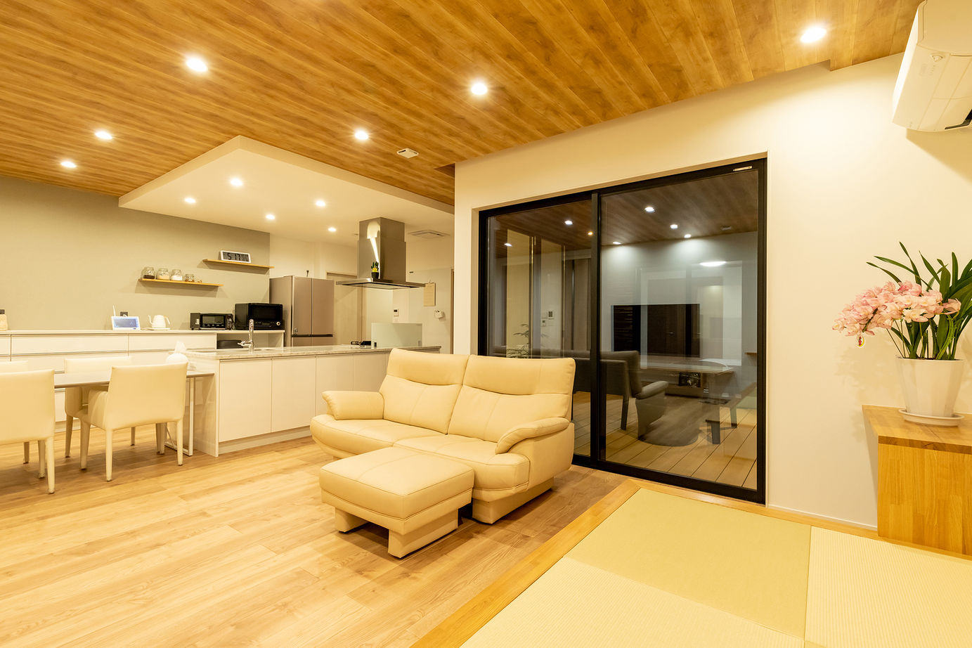 三昭堂 【愛知県知多郡/コの字型平屋/ペット】白い斜めの塗り壁がお洒落な、愛猫とも楽しく暮らす機能的な平屋の建築実例画像5