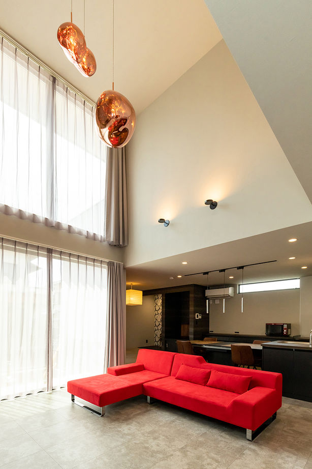 三昭堂 【愛知県/吹き抜け/ペット】キューブを組み合わせた造形美と吹き抜けを大窓が飾るホテルライクな住まいの建築実例画像2