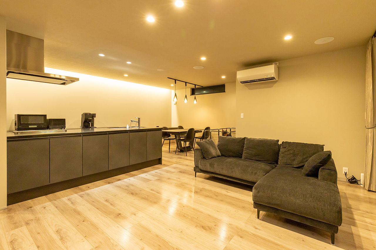 三昭堂 【稲沢市/20代/コの字型/ペット】感性に働きかける展示場を参考に、20代で建てたCool Designの半平屋の建築実例画像3