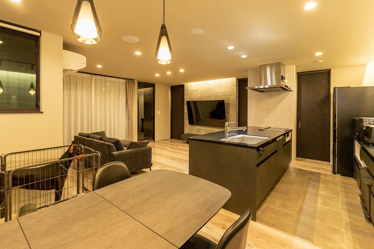 三昭堂 【稲沢市/20代/コの字型/ペット】感性に働きかける展示場を参考に、20代で建てたCool Designの半平屋の建築実例画像4