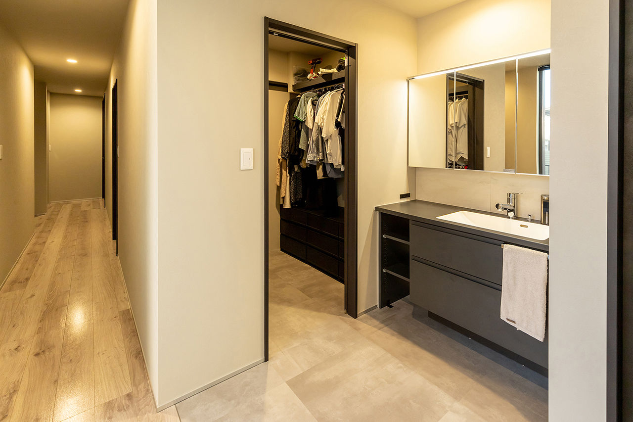 三昭堂 【稲沢市/20代/コの字型/ペット】感性に働きかける展示場を参考に、20代で建てたCool Designの半平屋の建築実例画像8