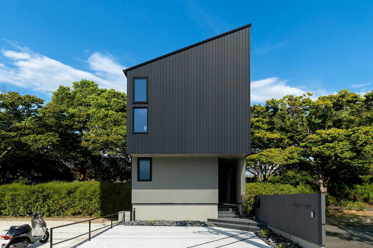 三昭堂 【名古屋市/2階LDK/店舗併用】片流れ屋根と縦ラインのガルバが印象的な接骨院併用住宅の建築実例画像1