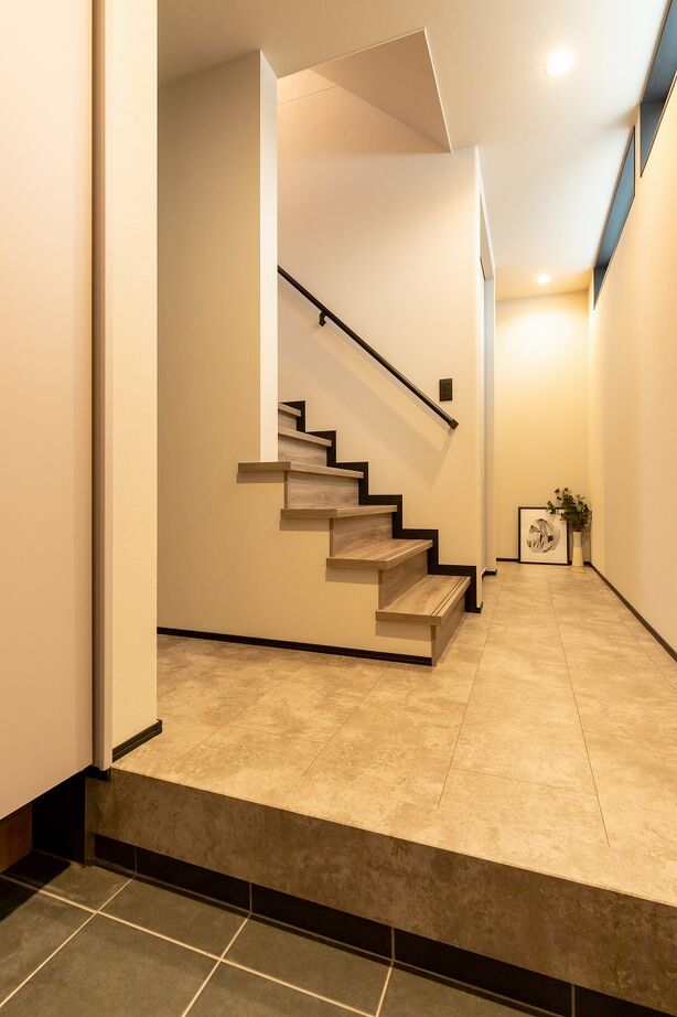 三昭堂 【名古屋市/2階LDK/店舗併用】片流れ屋根と縦ラインのガルバが印象的な接骨院併用住宅の建築実例画像2