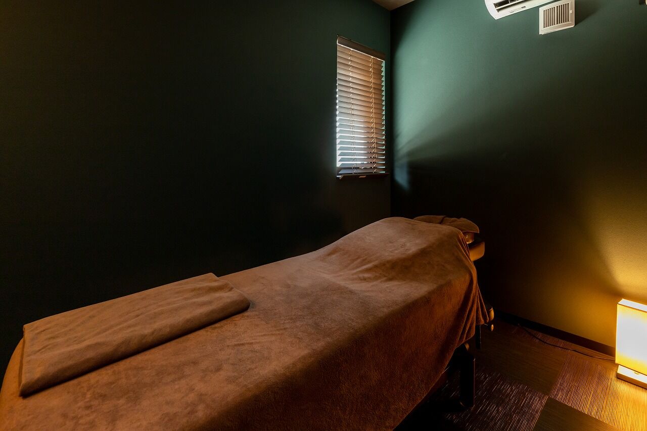 三昭堂 【名古屋市/2階LDK/店舗併用】片流れ屋根と縦ラインのガルバが印象的な接骨院併用住宅の建築実例画像3