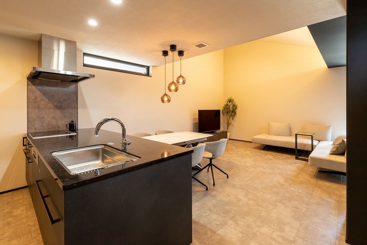 三昭堂 【名古屋市/2階LDK/店舗併用】片流れ屋根と縦ラインのガルバが印象的な接骨院併用住宅の建築実例画像4