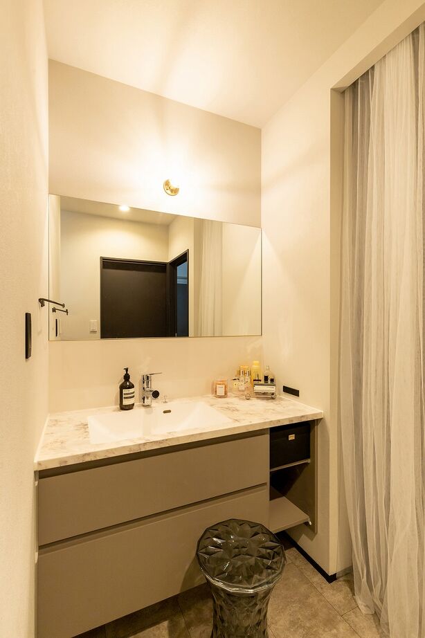 三昭堂 【名古屋市/2階LDK/店舗併用】片流れ屋根と縦ラインのガルバが印象的な接骨院併用住宅の建築実例画像6