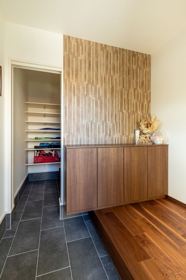 三昭堂 【一宮市/回遊動線/ランドリースペース】外壁タイルが目を惹くナチュラルで心地よい寄棟屋根の家の建築実例画像2