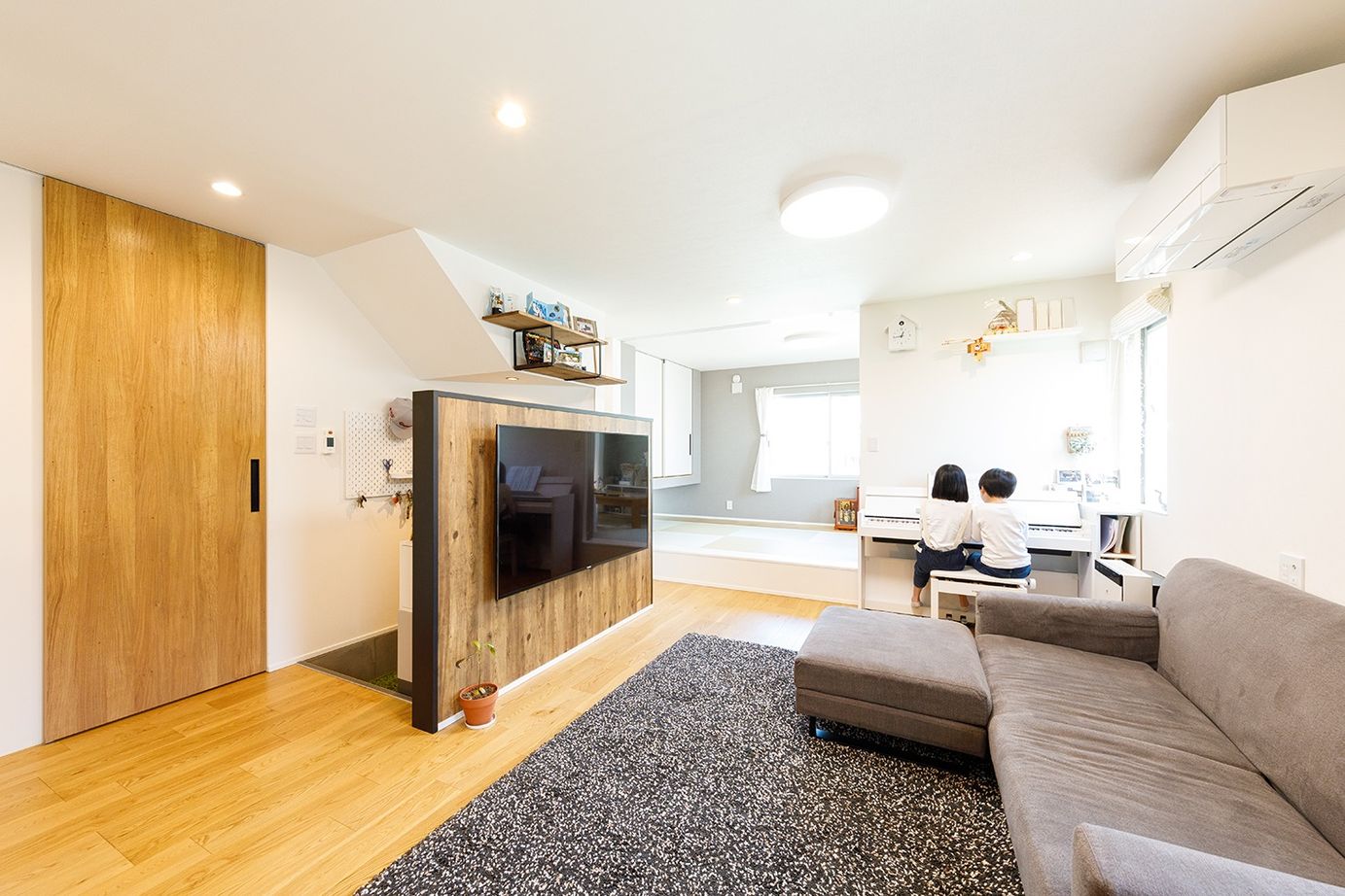 ビクトリーホーム 【2000万円台/充実収納/ウッドデッキ/土間玄関/間取り図】カフェ風のナチュラルな雰囲気×ガレージのある家の建築実例画像6