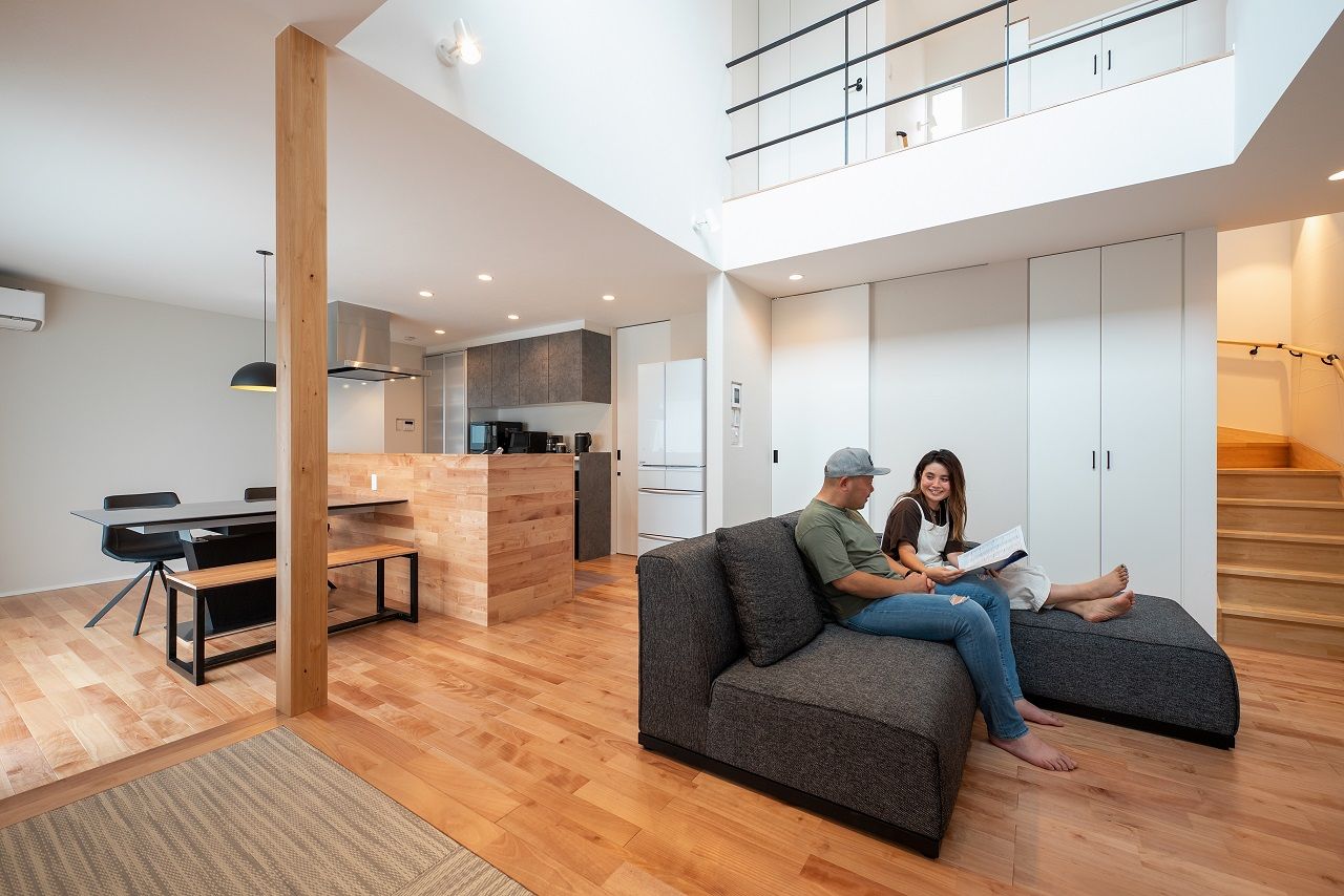 ビクトリーホーム 【2800万円台/吹き抜け/小上がり/ビルトインガレージ】素足で暮らしたくなる無垢×ガルバリウムの注文住宅の建築実例画像2