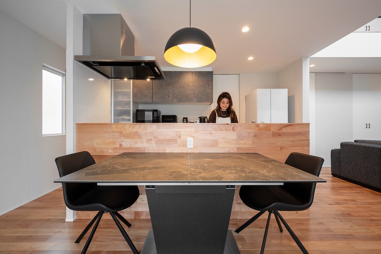 ビクトリーホーム 【2800万円台/吹き抜け/小上がり/ビルトインガレージ】素足で暮らしたくなる無垢×ガルバリウムの注文住宅の建築実例画像3