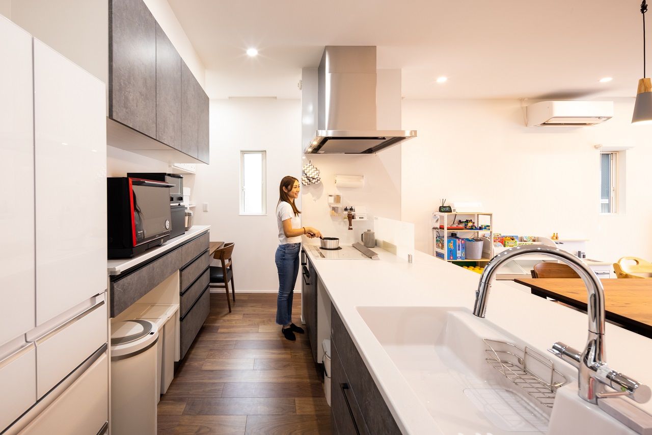 ビクトリーホーム 【2000万円台/36.8坪/土地探し/間取り図】家事楽な回遊動線に子どもがのびのびと過ごせる広いリビングの家の建築実例画像3