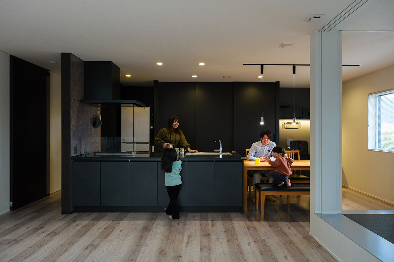 ビクトリーホーム 【2000万円台/吹き抜け/長期優良住宅】スタイリッシュなデザインに、家事をラクにする工夫満載の住まいの建築実例画像3