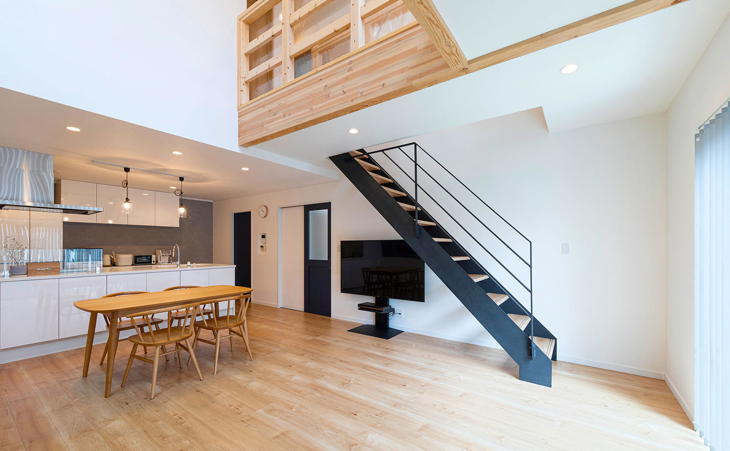 アークホーム　一級建築士事務所 【2000万円台/吹き抜け/間取り図有】ぬくもりと開放感いっぱいのLDKでのびのびと。20代で叶えた理想の家の建築実例画像1