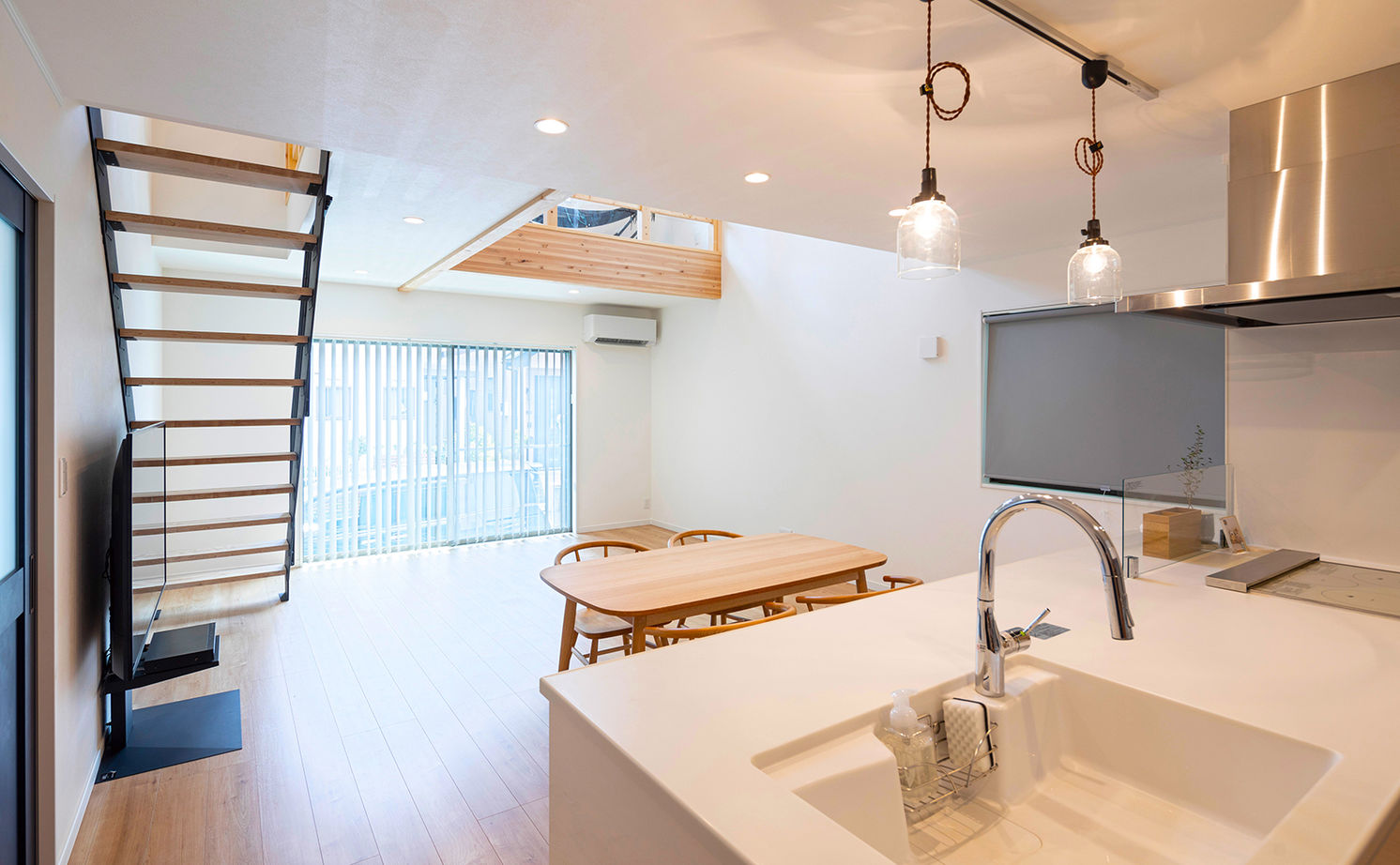 アークホーム　一級建築士事務所 【2000万円台/吹き抜け/間取り図有】ぬくもりと開放感いっぱいのLDKでのびのびと。20代で叶えた理想の家の建築実例画像3