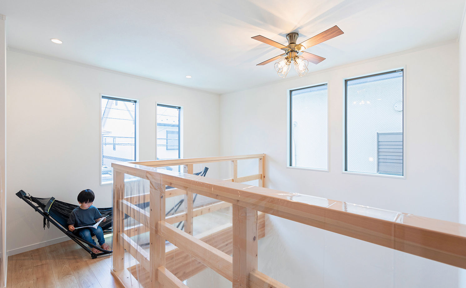 アークホーム　一級建築士事務所 【2000万円台/吹き抜け/間取り図有】ぬくもりと開放感いっぱいのLDKでのびのびと。20代で叶えた理想の家の建築実例画像6