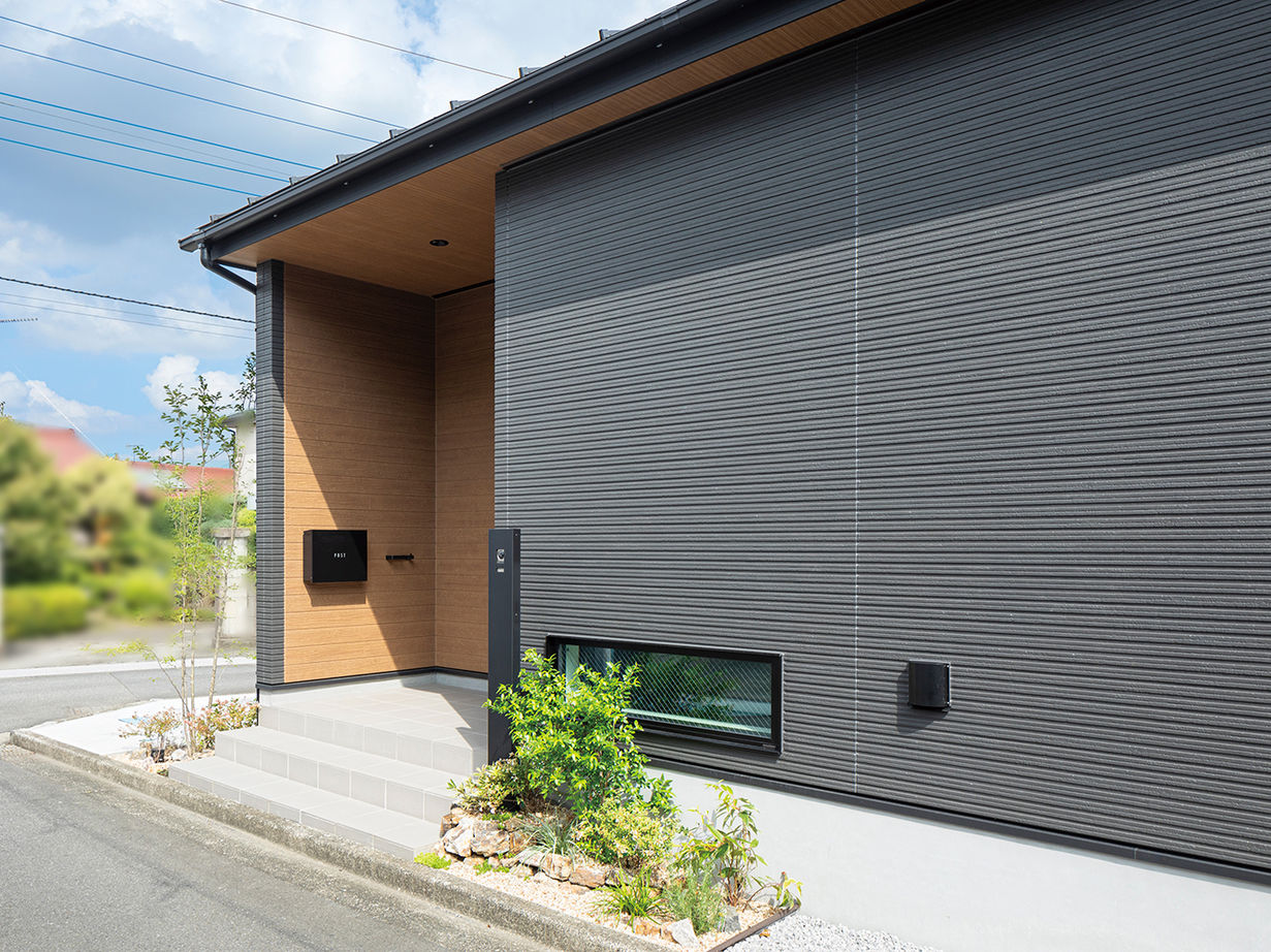 アークホーム　一級建築士事務所 【1000万円台/吹き抜け/間取り図有】標準仕様のスケルトン階段が映えるLDK。家事をラクにするプランも注目の建築実例画像3