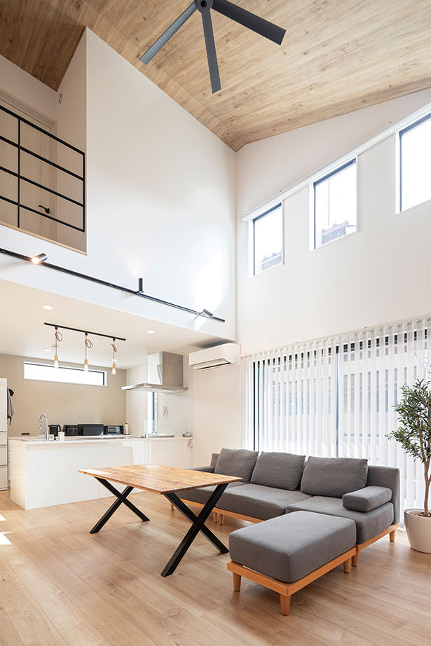 アークホーム　一級建築士事務所 【1000万円台/吹き抜け/間取り図有】標準仕様のスケルトン階段が映えるLDK。家事をラクにするプランも注目の建築実例画像4