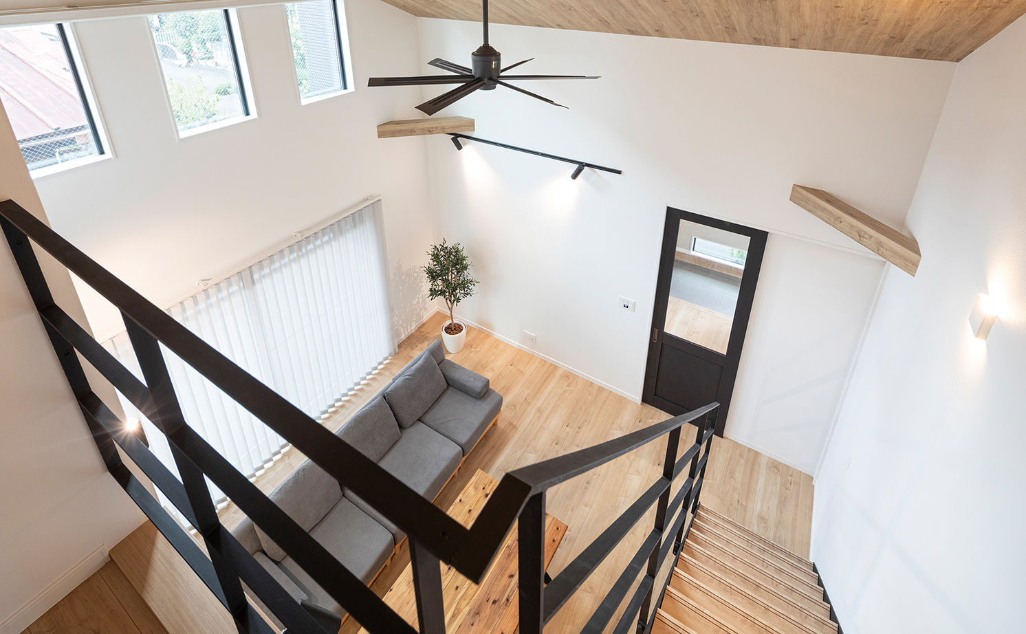 アークホーム　一級建築士事務所 【1000万円台/吹き抜け/間取り図有】標準仕様のスケルトン階段が映えるLDK。家事をラクにするプランも注目の建築実例画像5