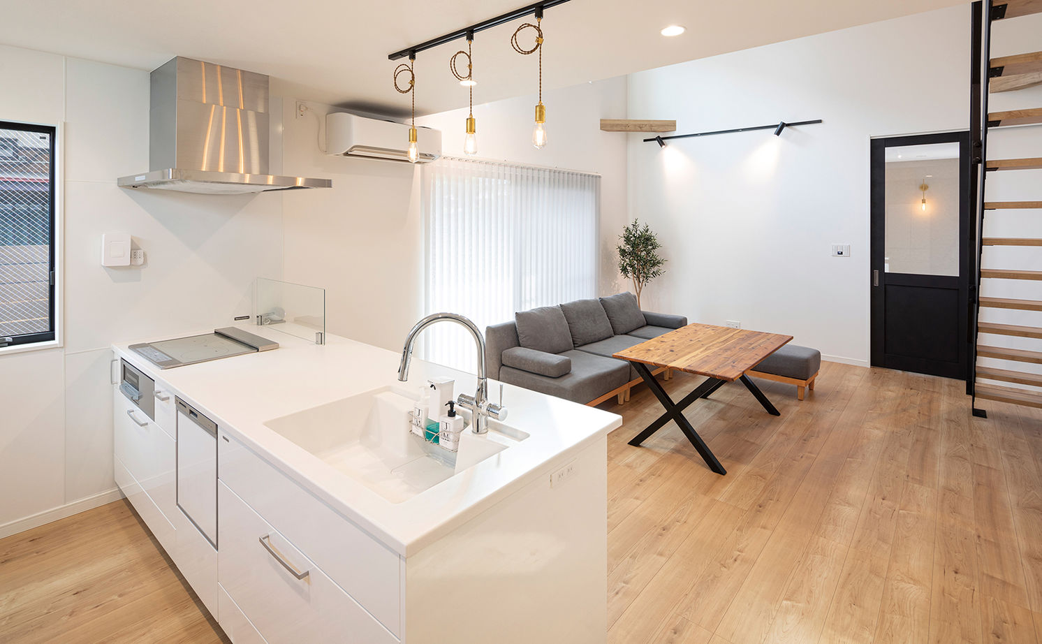 アークホーム　一級建築士事務所 【1000万円台/吹き抜け/間取り図有】標準仕様のスケルトン階段が映えるLDK。家事をラクにするプランも注目の建築実例画像7