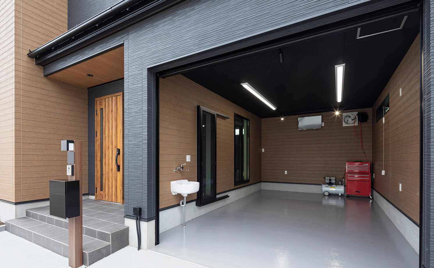 アークホーム　一級建築士事務所 【1000万円台/ビルトインガレージ/間取り図有】予算もこだわりも諦めない。趣味や遊びを満喫する住まいへの建築実例画像2