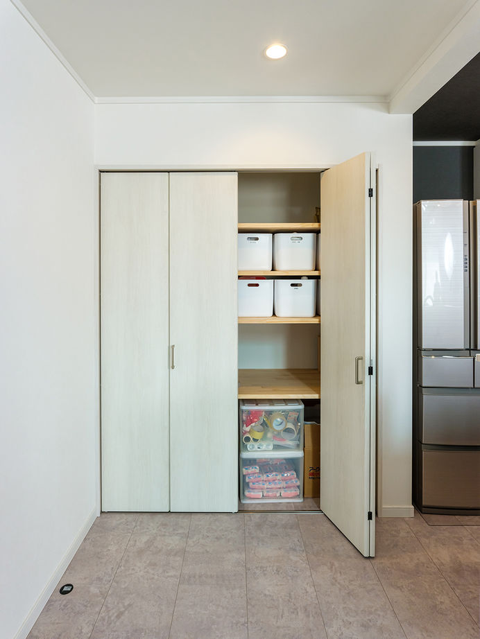 アークホーム　一級建築士事務所 【1000万円台/2階リビング/間取り図有】“隠す”収納で生活感をなくした、こだわりのスタイリッシュなLDKの建築実例画像5