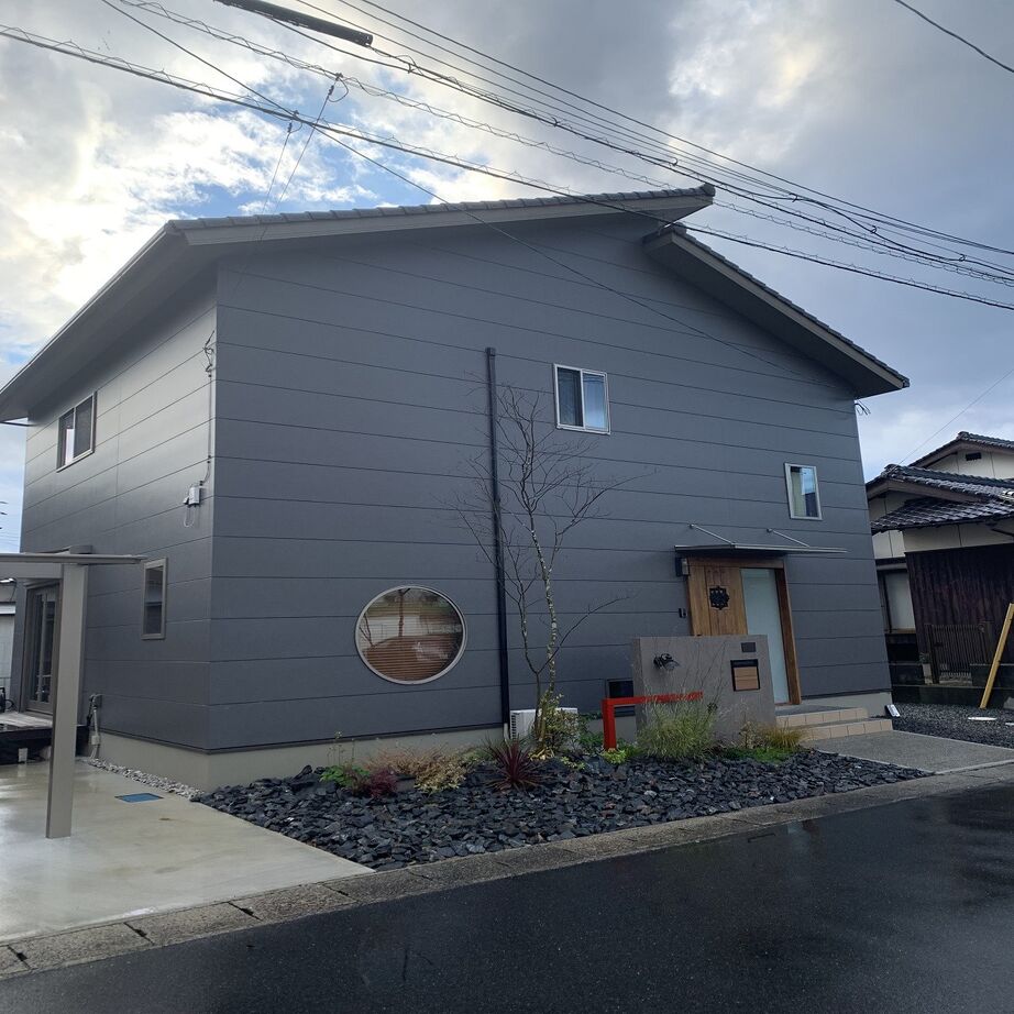 まるるのおうち 【間取り図あり/1700万円台】シンプルデザインに和を取り入れた、洗い出しの土間がある家の建築実例画像2