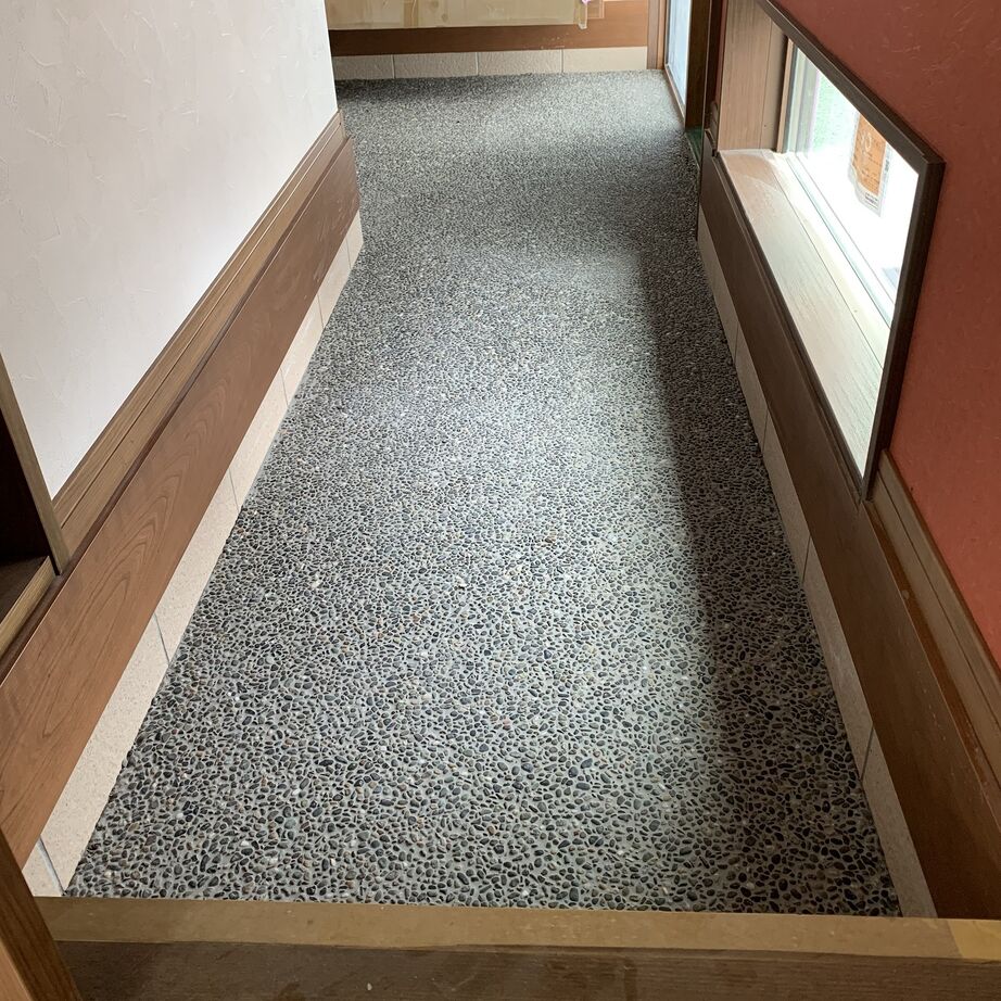 まるるのおうち 【間取り図あり/1700万円台】シンプルデザインに和を取り入れた、洗い出しの土間がある家の建築実例画像3