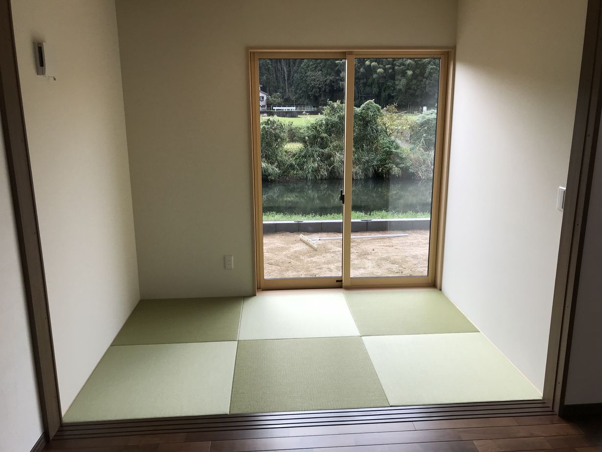 まるるのおうち 【インナーガレージ付きの家/床暖/太陽光】無垢材のフロア、こだわりの洗面台のおしゃれで落ち着く家の建築実例画像4