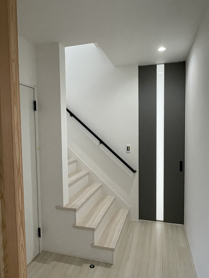 明建ハウス 【和歌山県／紀州材／土地探し】ZEH基準の高断熱。洗練されたライトグレーでまとめたシンプルライフの建築実例画像7