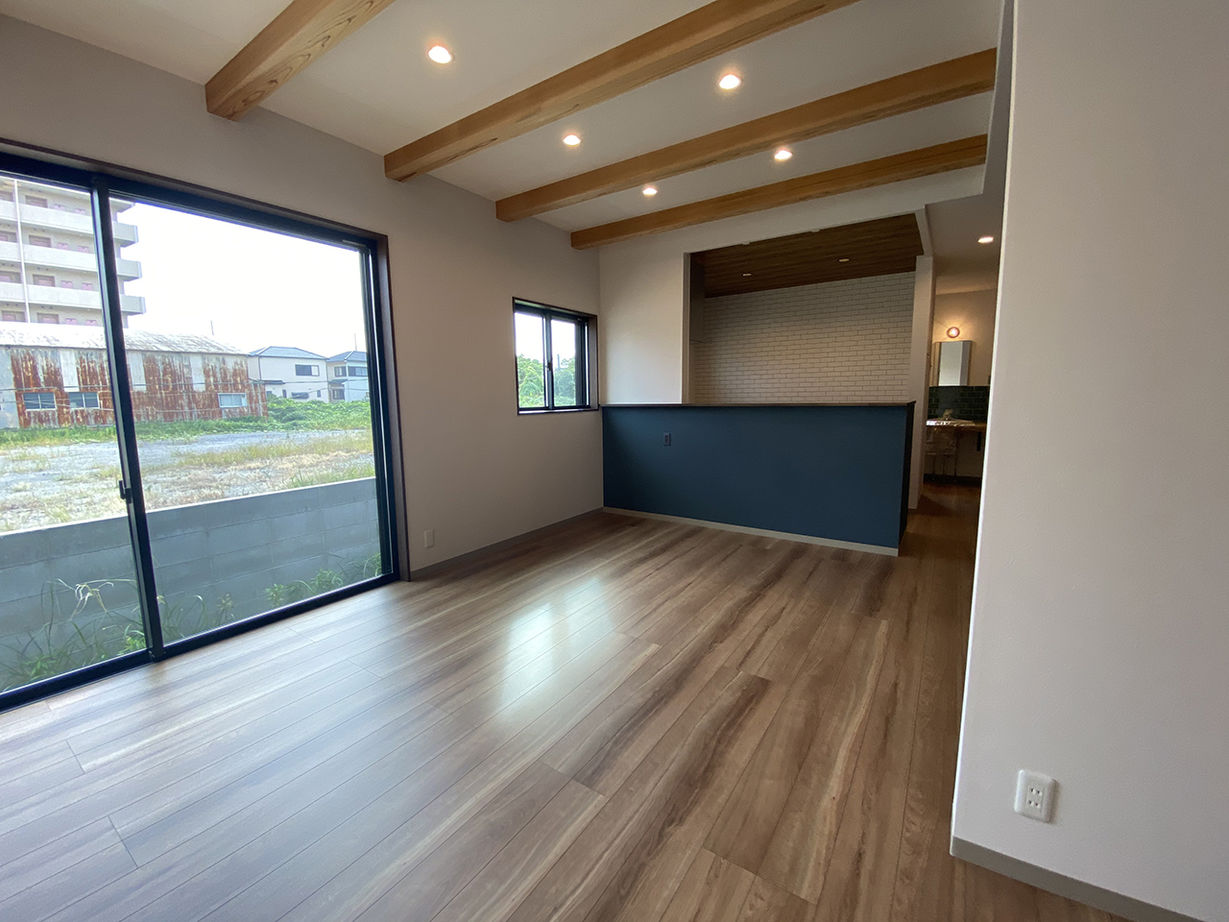 明建ハウス 【和歌山市／2000万円台／間取り図あり】好きな海を彷彿とさせるブルー×木の梁が印象的なリビングのある家の建築実例画像2