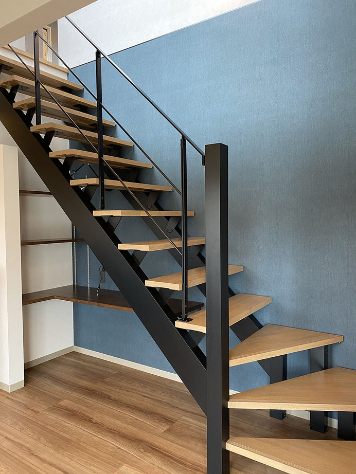 明建ハウス 【和歌山市／2000万円台／間取り図あり】好きな海を彷彿とさせるブルー×木の梁が印象的なリビングのある家の建築実例画像4