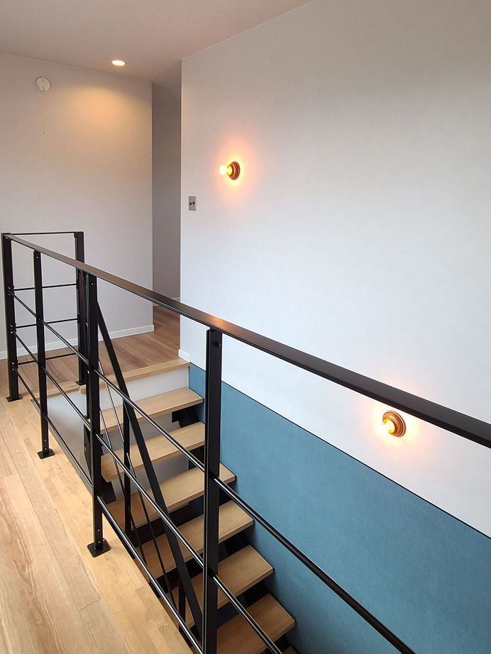 明建ハウス 【和歌山市／2000万円台／間取り図あり】好きな海を彷彿とさせるブルー×木の梁が印象的なリビングのある家の建築実例画像5