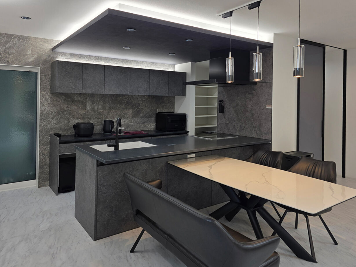 明建ハウス 【和歌山市／平屋ライク／間取り図あり】中庭に面したリビングを中心に主寝室や水まわりをすべて1階に配置の建築実例画像4