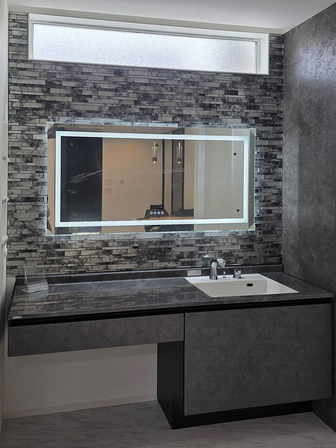 明建ハウス 【和歌山市／平屋ライク／間取り図あり】中庭に面したリビングを中心に主寝室や水まわりをすべて1階に配置の建築実例画像7