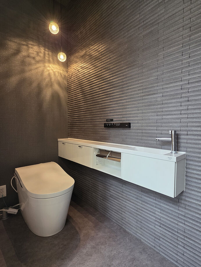 明建ハウス 【和歌山市／平屋ライク／間取り図あり】中庭に面したリビングを中心に主寝室や水まわりをすべて1階に配置の建築実例画像8