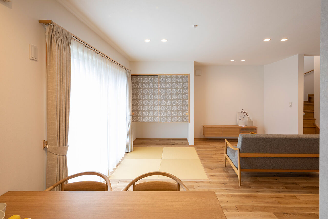 Relax home 【2000万円台/全館空調/30坪台/間取り図】回遊キッチン、水回りへの近道。動線の工夫で家事をラクにした家の建築実例画像3