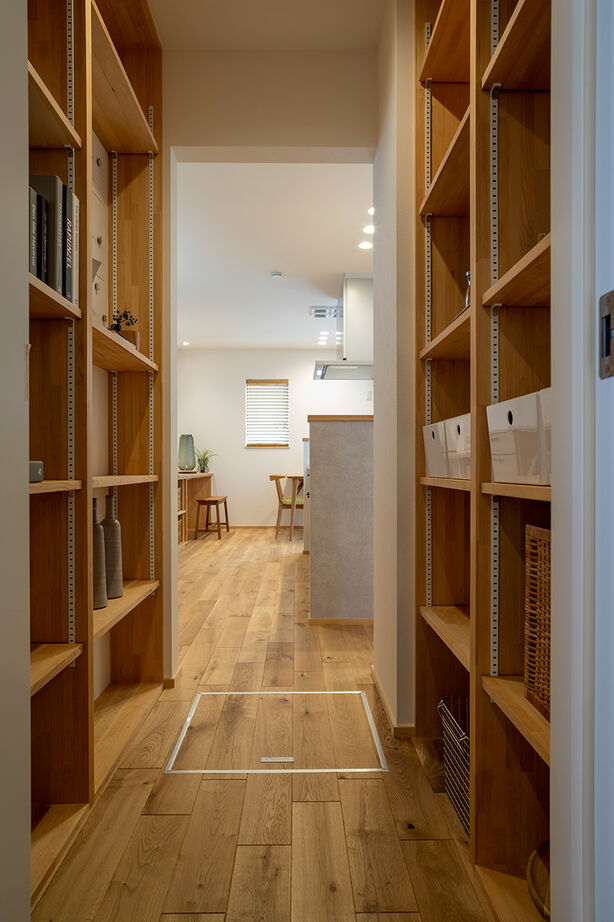 Relax home 【2000万円台/全館空調/30坪台/間取り図】回遊キッチン、水回りへの近道。動線の工夫で家事をラクにした家の建築実例画像5