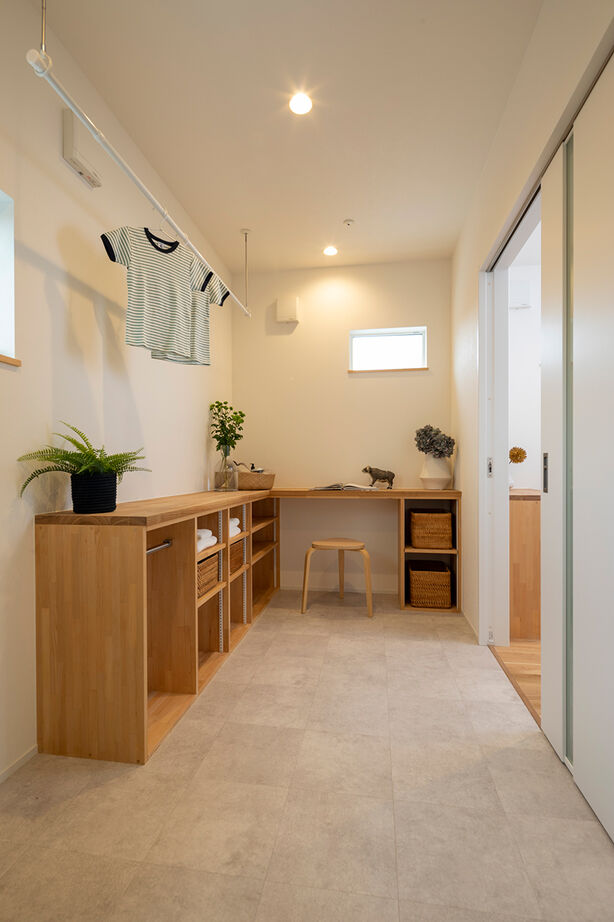 Relax home 【2000万円台/全館空調/30坪台/間取り図】回遊キッチン、水回りへの近道。動線の工夫で家事をラクにした家の建築実例画像6