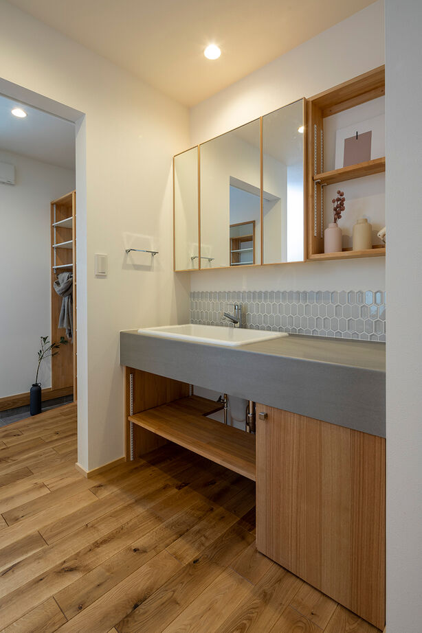 Relax home 【2000万円台/全館空調/30坪台/間取り図】回遊キッチン、水回りへの近道。動線の工夫で家事をラクにした家の建築実例画像7