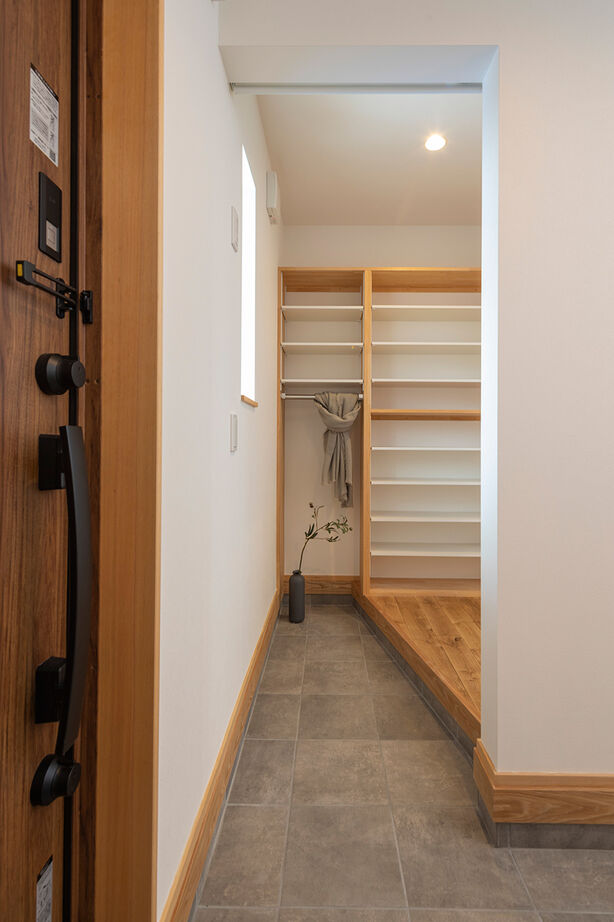 Relax home 【2000万円台/全館空調/30坪台/間取り図】回遊キッチン、水回りへの近道。動線の工夫で家事をラクにした家の建築実例画像8