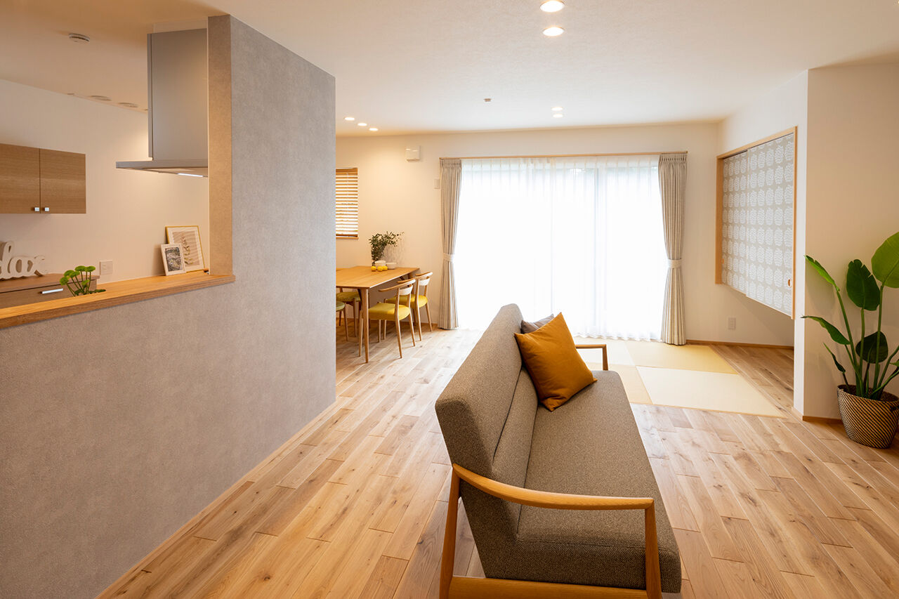 Relax home 【2000万円台/全館空調/30坪台/間取り図】回遊キッチン、水回りへの近道。動線の工夫で家事をラクにした家の建築実例画像10