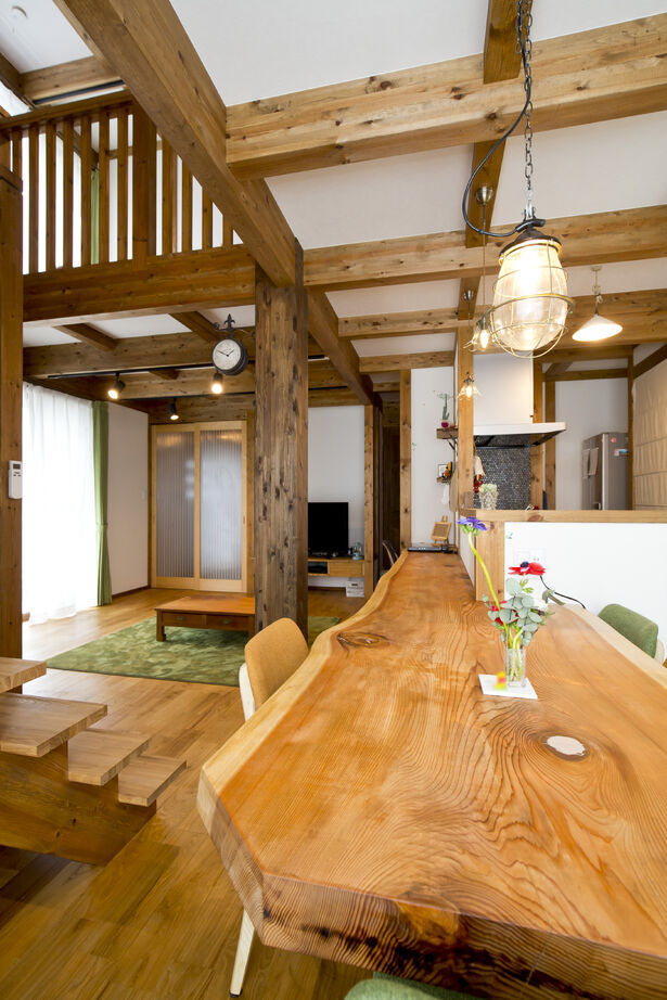 綿半林業 【1000万円台/ひのき/108m2】吹き抜け大空間に家族が集うノスタルジックで古民家風のひのきの家の建築実例画像2