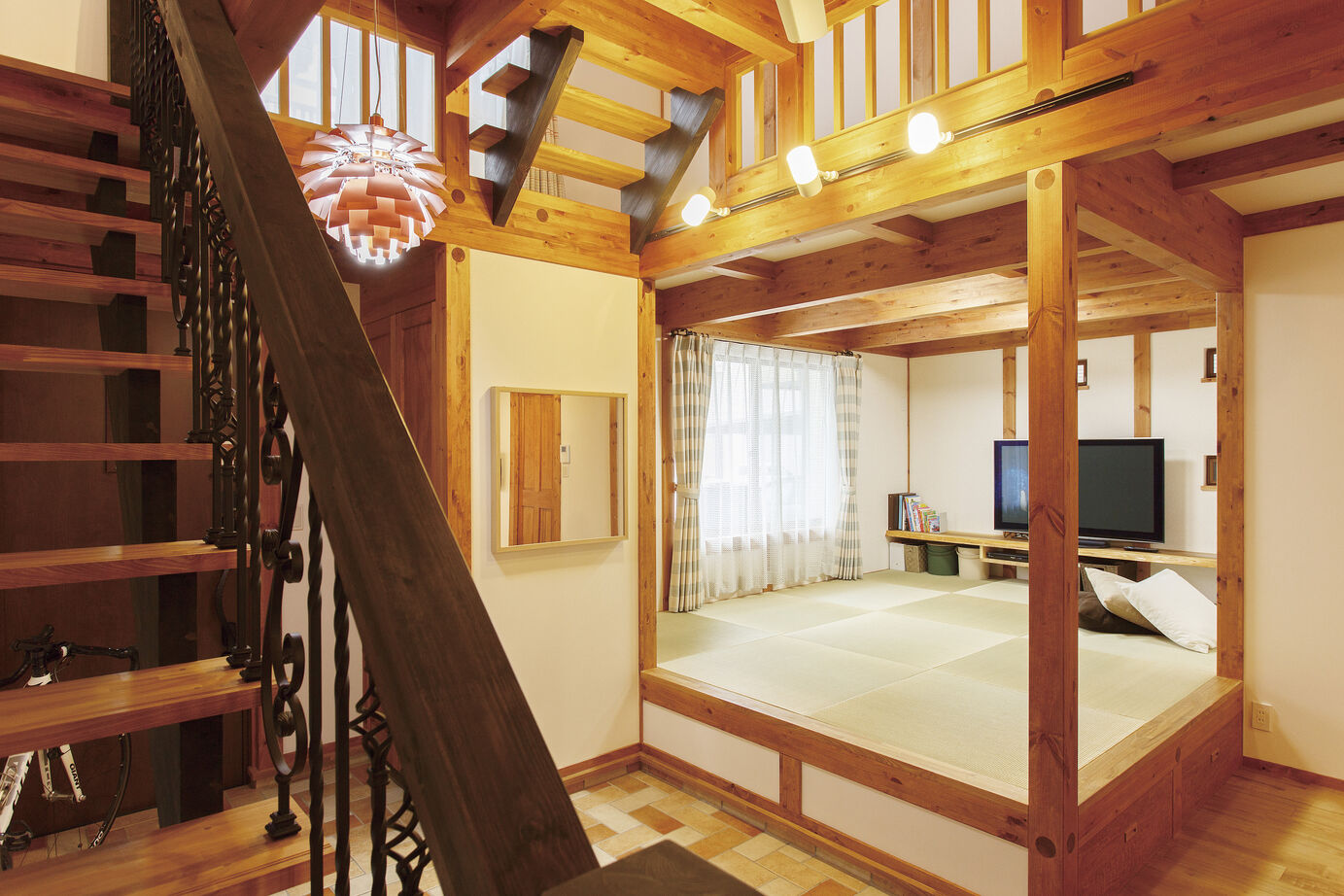 綿半林業 【1000万円台/ひのき】自然素材を使って間取りもデザインもパーフェクト！広い玄関土間が旧家の雰囲気の家の建築実例画像1